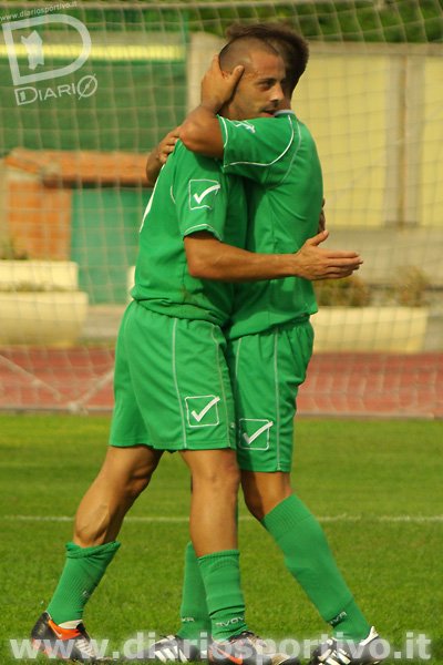 Stefano Levrini abbraccia Antonello Muzzoni per il magnifico goal dal calcio d'angolo